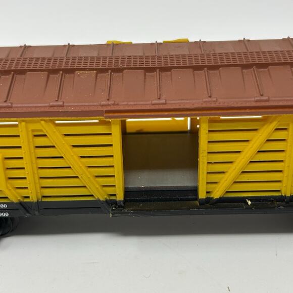 MKT The Katy HO Gauge Livestock Cattle Car Scale Model Train Life Like Yellow - Picture 7 of 8